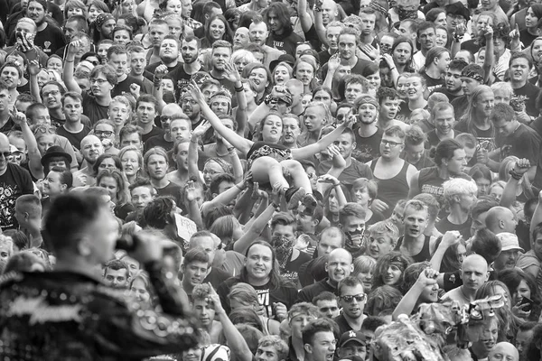 Pessoas se divertindo em um concerto durante o 23rd Woodstock Festival Poland . — Fotografia de Stock