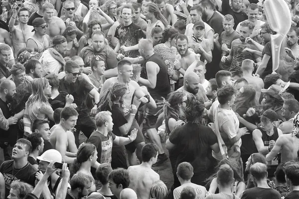 Människor att ha kul på en konsert under Polens 23 Woodstock Festival. — Stockfoto