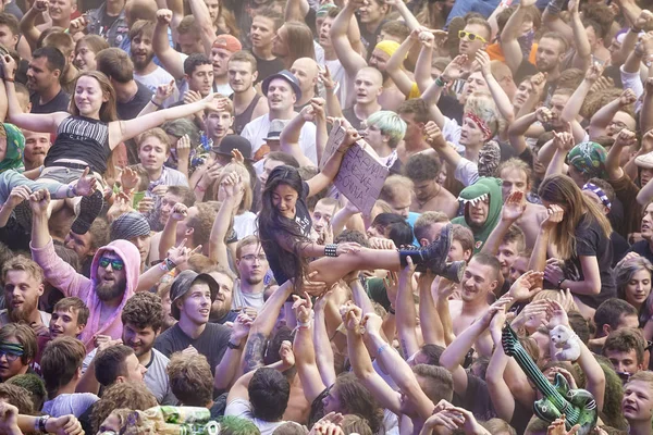 Mensen plezier tijdens een concert tijdens de 23e Woodstock Festival Polen. — Stockfoto