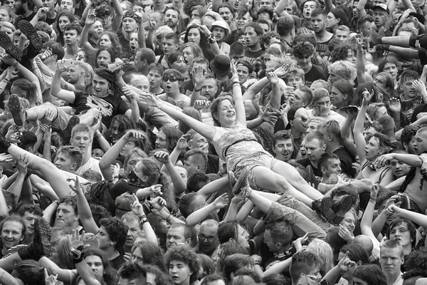 Människor att ha kul på en konsert under Polens 23 Woodstock Festival. — Stockfoto