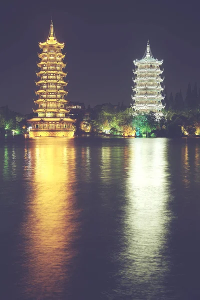Słońce i księżyc wieża pagody w Guilin, Chiny. — Zdjęcie stockowe