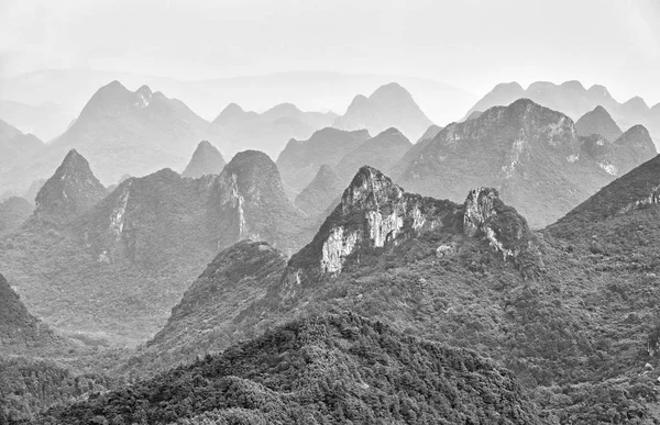 Černobílý obrázek krasových útvarů. — Stock fotografie