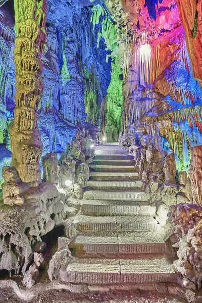 Taş merdiven Reed flüt mağarada Guilin, Çin. — Stok fotoğraf