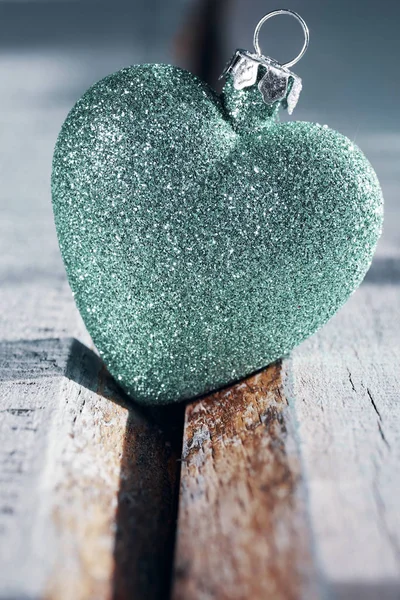 Corazón de adorno de Navidad sobre un fondo de madera . — Foto de Stock