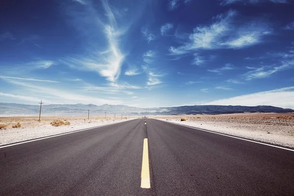 Desert road in the Death Valley, USA. — Stock Photo, Image