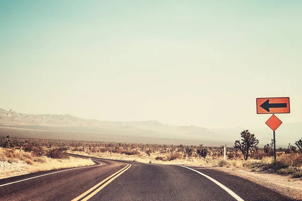 Señal de dirección por una carretera desierta, California, EE.UU. . — Foto de Stock