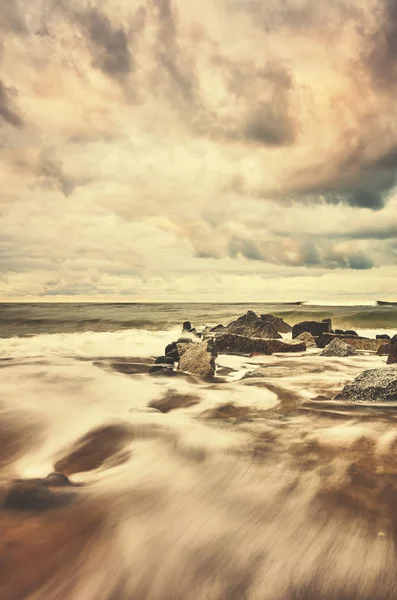 Imagem tonificada a cores de uma praia vazia com água turva . — Fotografia de Stock