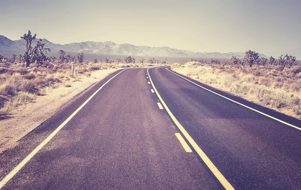 Wüstenautobahn, Reisekonzept, USA. — Stockfoto