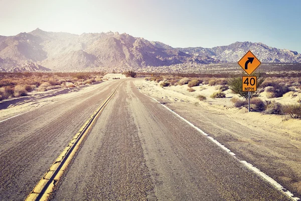 Desert highway with speed limit sign, USA. — Stock Photo, Image