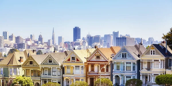 Domy San Francisco panoramę z słynnego Painted Ladies, Stany Zjednoczone Ameryki. — Zdjęcie stockowe