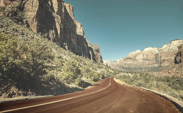 Strada panoramica nel Parco Nazionale di Zion, USA . — Foto Stock