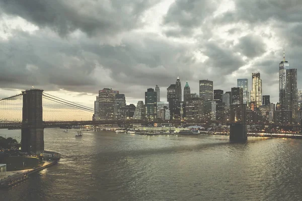 Retro gestileerde afbeelding van Manhattan in de schemering, Verenigde Staten. — Stockfoto
