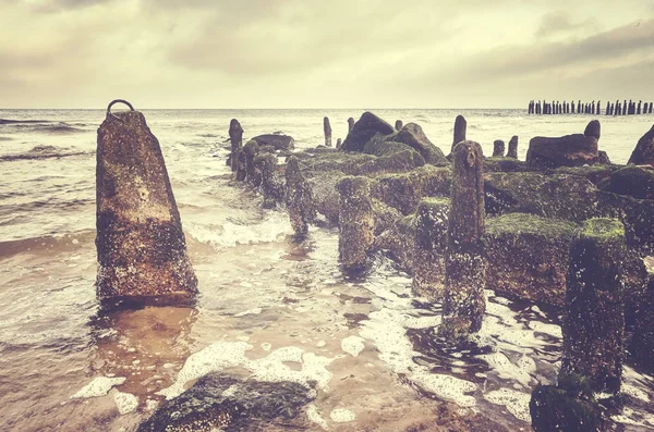 Imagen retro tonificada de un viejo rompeolas — Foto de Stock