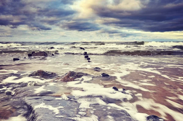 Vintage gestemde foto van een strand met stormy sky. — Stockfoto