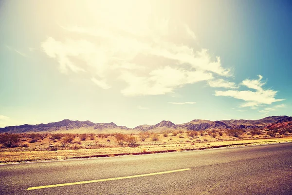Estrada do deserto ao pôr do sol, imagem de conceito de viagem, EUA . — Fotografia de Stock