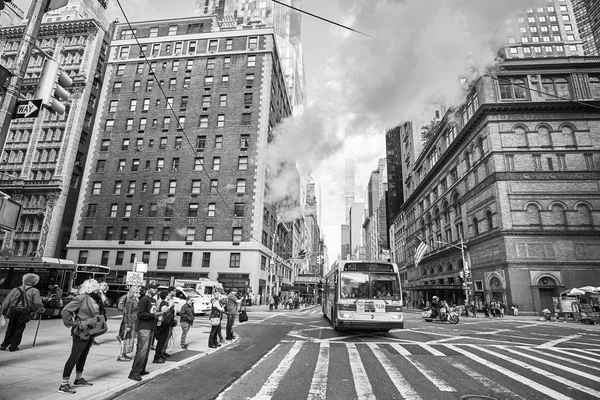 As pessoas esperam para atravessar a rua na 7th Avenue e West 57th Street intersecção . — Fotografia de Stock