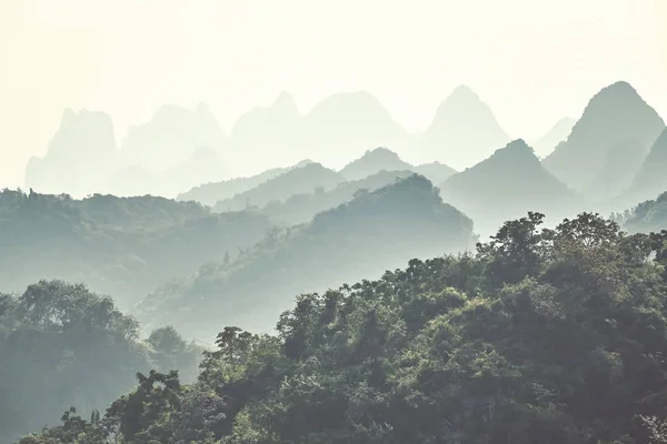 Krasové horské krajiny kolem Guilin, Čína. — Stock fotografie