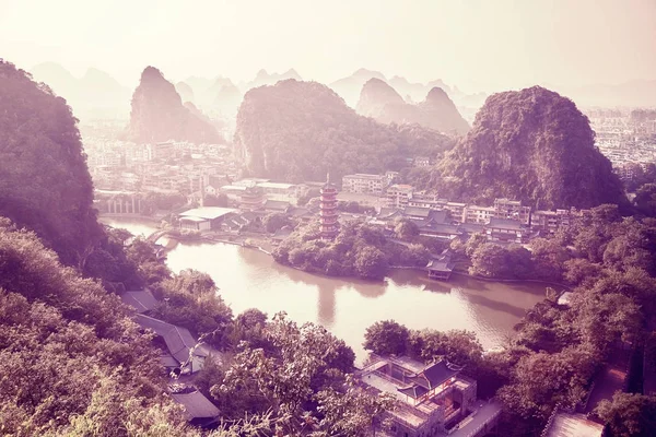 Guilin město obklopené krasové útvary, Čína. — Stock fotografie
