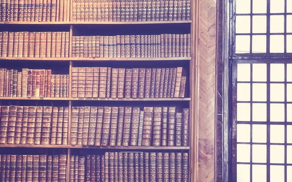 Vintage gestemde oude boeken op houten planken. — Stockfoto
