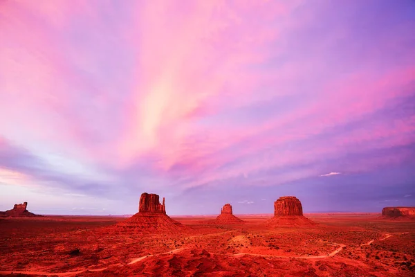 Puesta de sol púrpura sobre el Monument Valley, EE.UU. —  Fotos de Stock