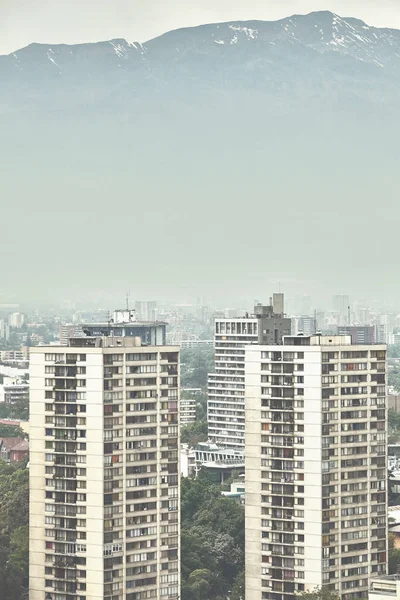 Barrio residencial Santiago de Chile cubierto por smog . — Foto de Stock