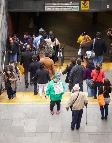 Gente pasa mujer anunciando La Segunda, diario chileno de la tarde . — Foto de Stock