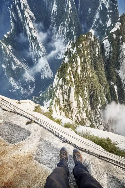 Plank Walk en la montaña Huashan, el sendero más peligroso del mundo . — Foto de Stock