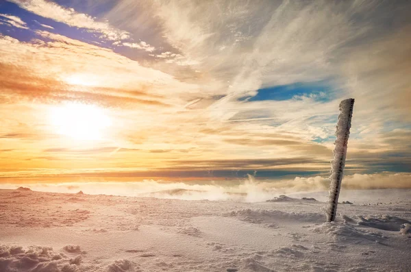 Zimní malebná horská krajina při západu slunce. — Stock fotografie