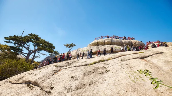 Fronta turisté vylézt Huashan mountain. — Stock fotografie