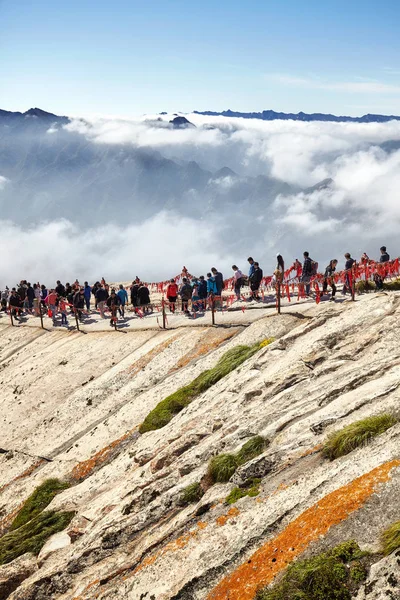 Туристы стоят в очереди, чтобы подняться на гору Хуашань . — стоковое фото