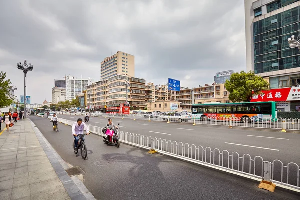 Busy street in Downtown Kunming. — Stock Photo, Image