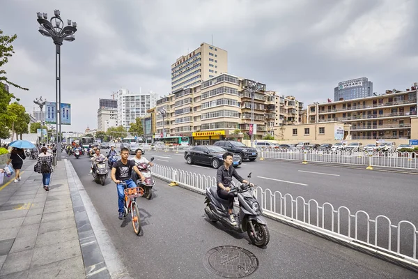 Занимательная улица в центре города Куньмин . — стоковое фото