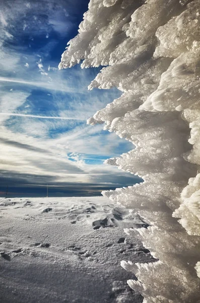 Formazione di ghiaccio naturale, astratto sfondo invernale . — Foto Stock