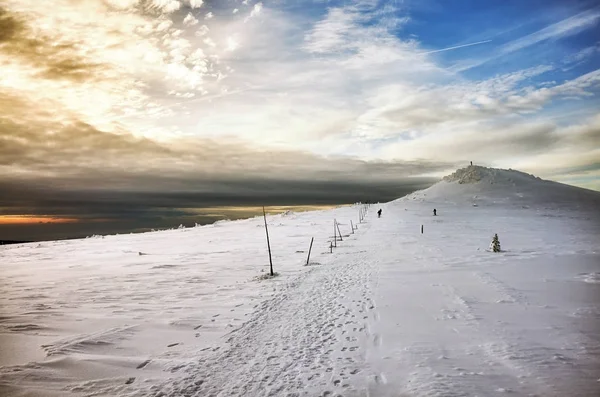 Zimowy krajobraz górski o zachodzie słońca. — Zdjęcie stockowe