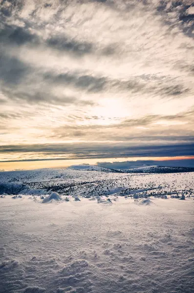 Zimowy krajobraz górski o zachodzie słońca. — Zdjęcie stockowe