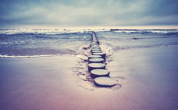 Gammal trä groyne på en strand. — Stockfoto