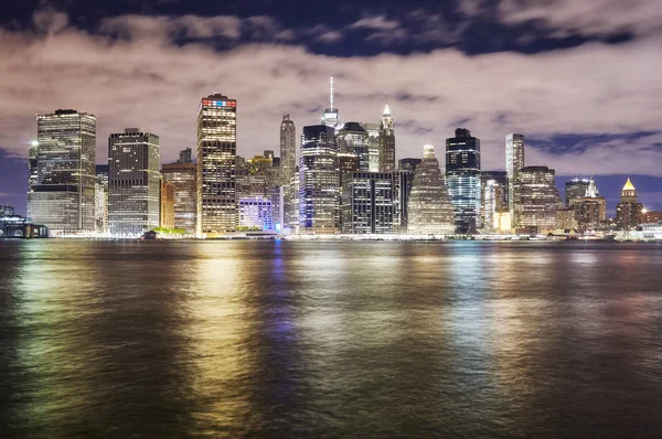 Skyline von New York City bei Nacht, USA — Stockfoto