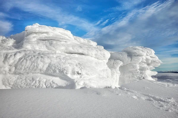 Naturalnym lodzie formacje utworzone przez śnieg i wiatr. — Zdjęcie stockowe