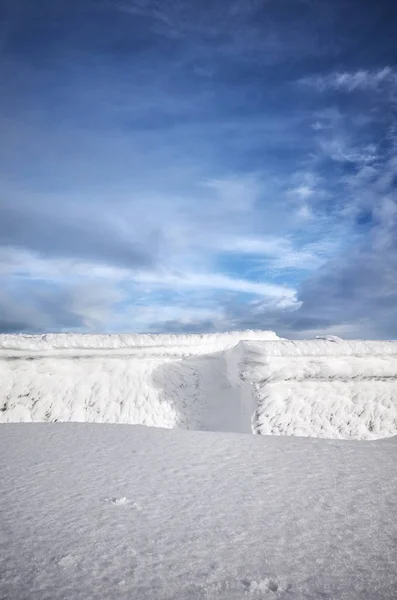 Refugio de montaña cubierto de nieve y heladas — Foto de Stock