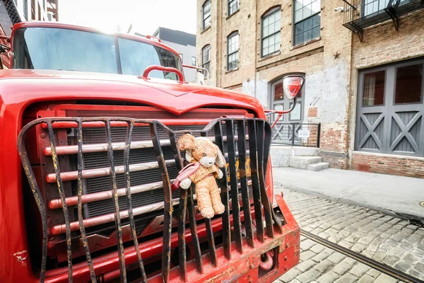 Plush mascot fastened to a truck bumper parked on a street in Brooklyn Dumbo. — Stock Photo, Image