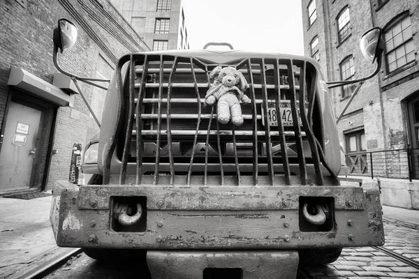 Peluche mascota sujeta a un parachoques de camiones estacionado en una calle en Brooklyn Dumbo . —  Fotos de Stock