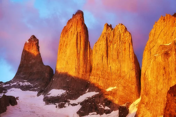 Torres del paine bei rosa Sonnenaufgang, Patagonien, Chili. — Stockfoto