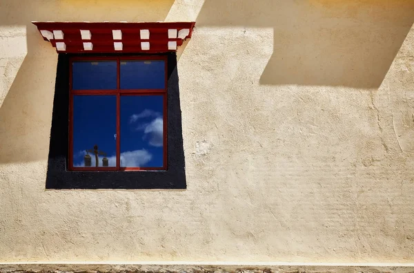 Old wall with window painted in Tibetan style, China. — Stock Photo, Image