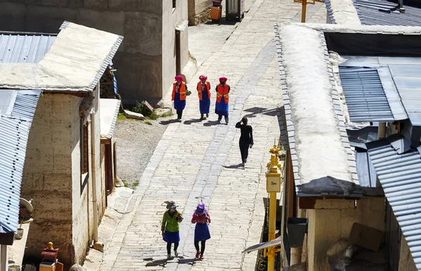 Kobiet spacerem drogi w Songzanlin klasztorze. — Zdjęcie stockowe