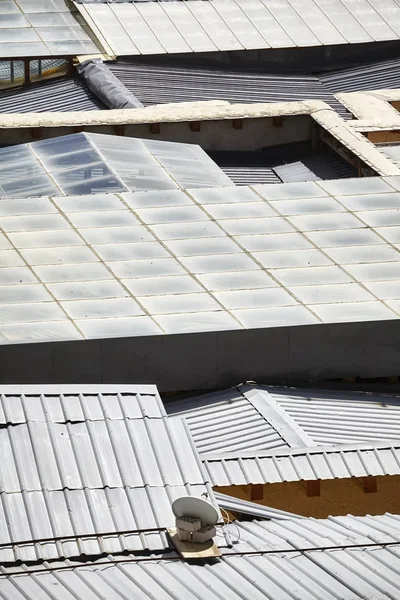 Воздушное изображение крыш из гофрированного или гофрированного листа . — стоковое фото