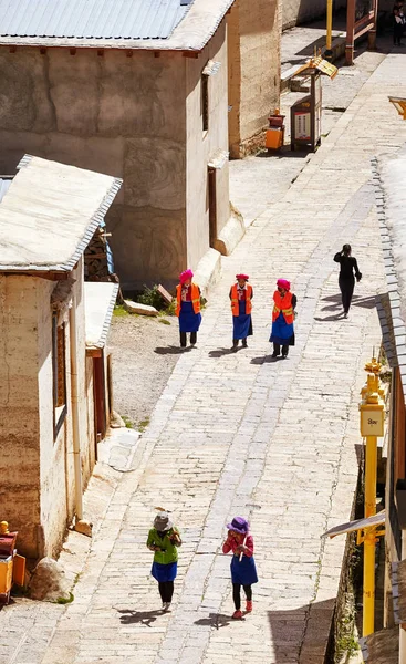 Kvinnor gå vägen i Songzanlin kloster. — Stockfoto