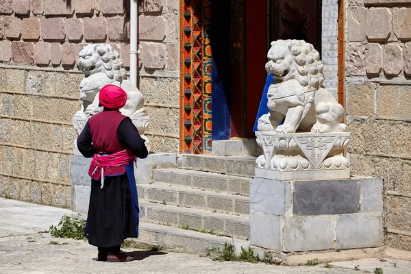 Femme devant un temple au monastère de Songzanlin . — Photo