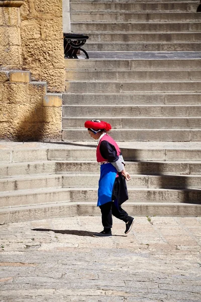 Woman walks in the Songzanlin Monastery, — Stock Photo, Image