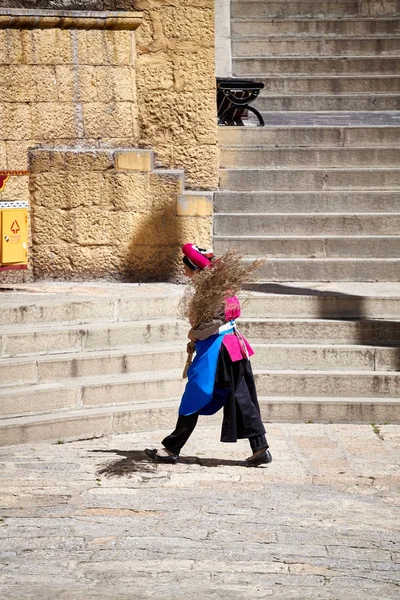 Kvinna med en kvast i Songzanlin kloster. — Stockfoto