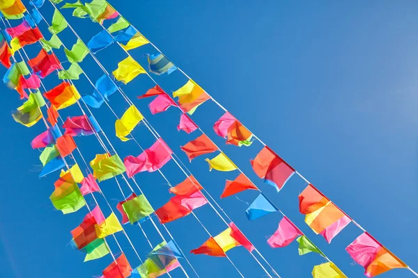 Bandeiras coloridas contra o céu azul — Fotografia de Stock